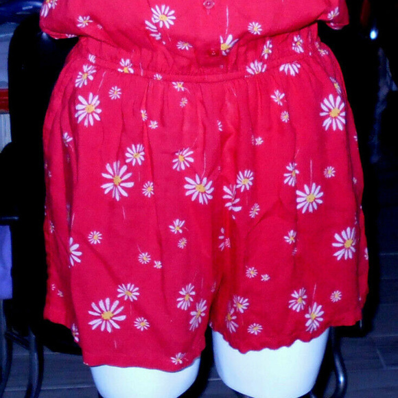SO RED FLORAL ROMPER.‎ SIZE XS 100% RAYON - Picture 2 of 7